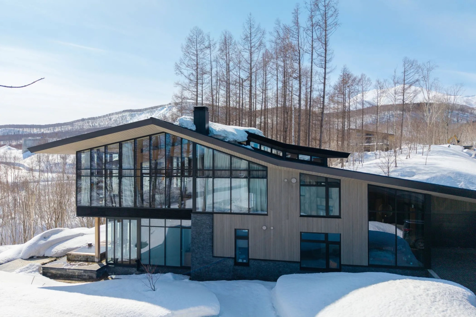 Contemporary Timber and Glass Chalet in the Hanaridge Estate Snowfields