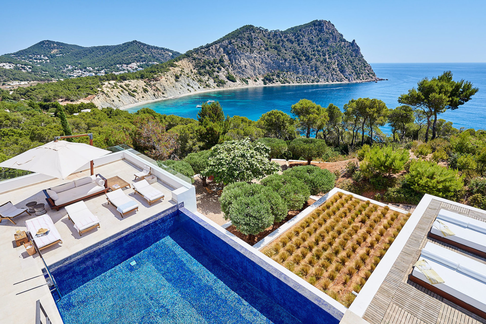 Infinity Pool Overlooking the Turquoise Bay of Sol den Serra