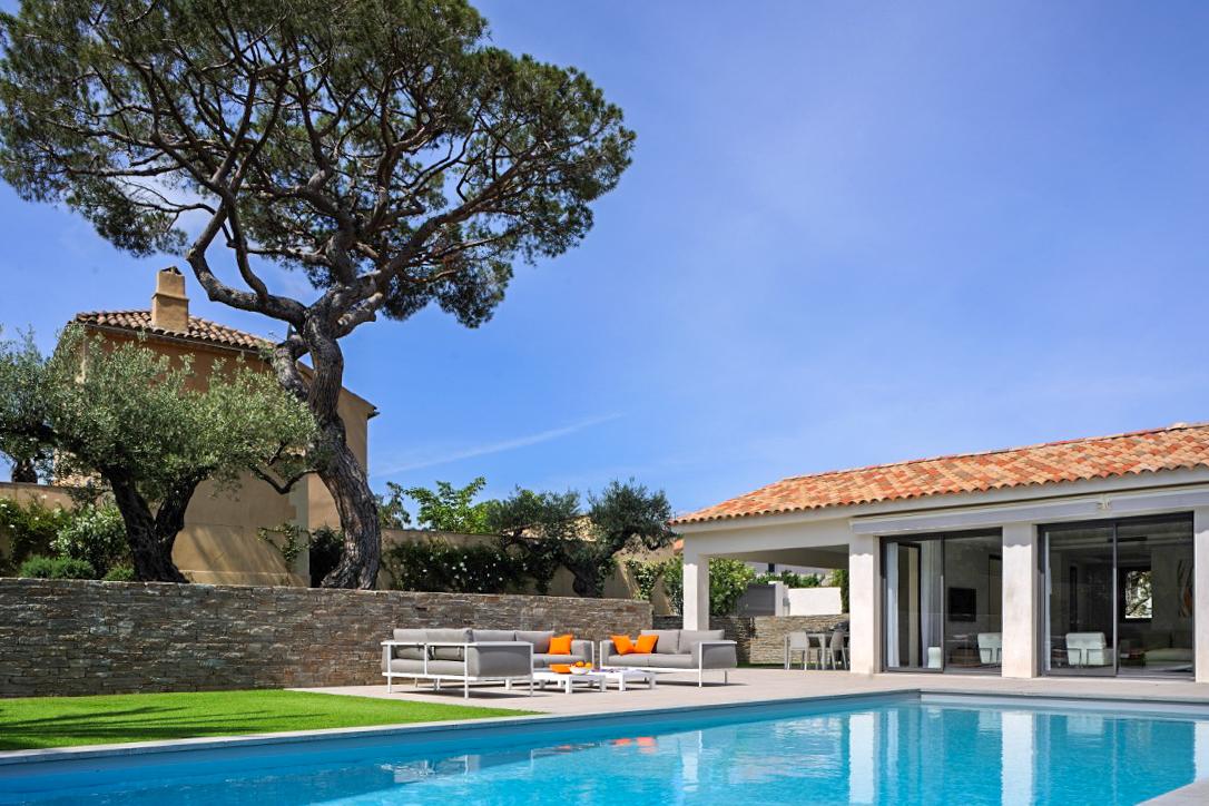 Villa Saint-Tropez Contemporary Pool & Lounge